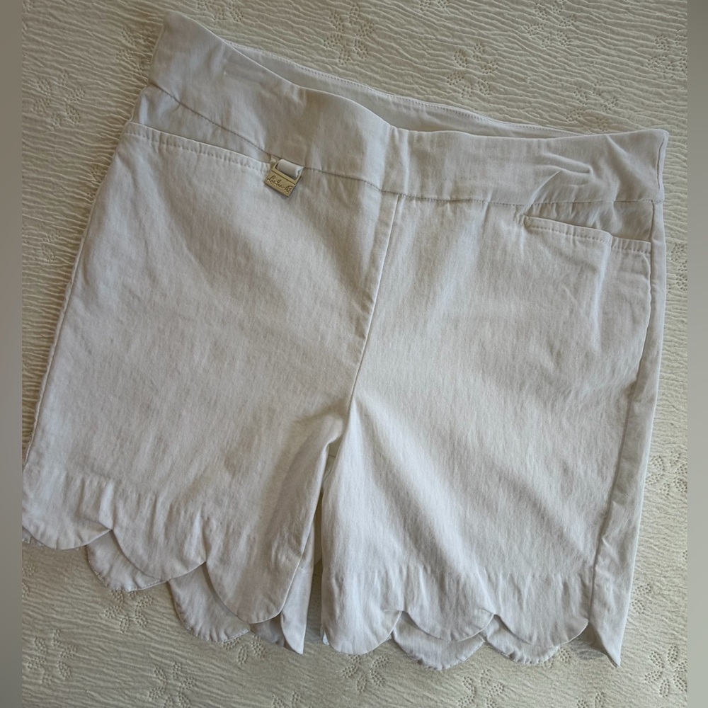 Lulu-B white pull-on shorts scalloped hem size 10 stretchy - Picture 5 of 8